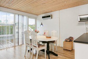 Dining - Renovated summer house incl cleaning and linen (Juelsminde)