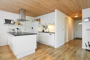 Køleskab, mikrobølgeovn, ovn, kogeplade