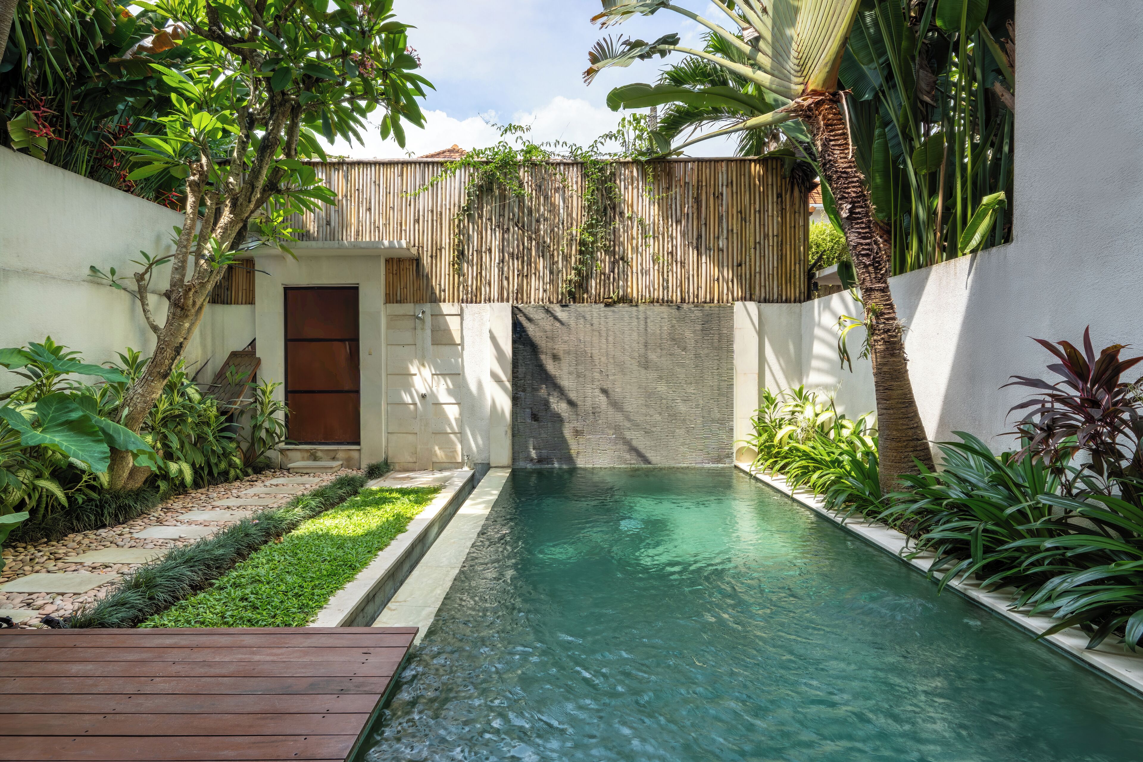 Una piscina al aire libre