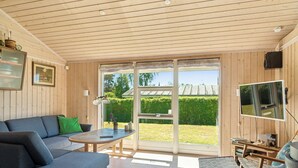 Een moderne woonkamer met een bank, salontafel en televisie.