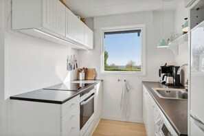 Kjøleskap, ovn, kokeplater og kaffetrakter/tekoker