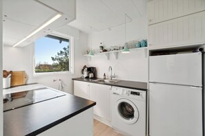 Fridge, oven, stovetop, coffee/tea maker - Idyllic holiday home near cliffs and beach (Gudhjem)
