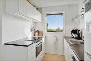 Fridge, oven, stovetop, coffee/tea maker - Idyllic holiday home near cliffs and beach (Gudhjem)
