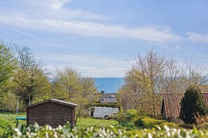 Property grounds - Idyllic holiday home near cliffs and beach (Gudhjem)