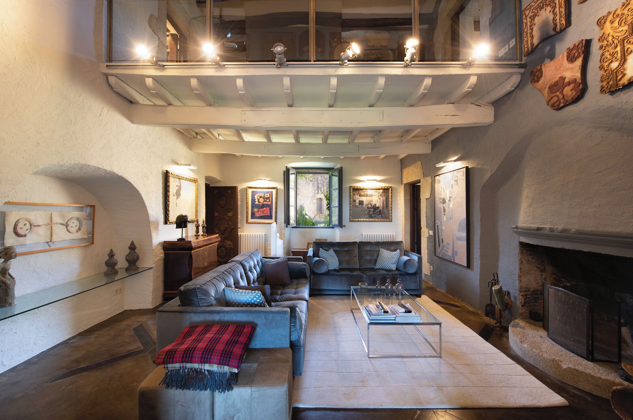 Fernseher, Kamin, Tischfußball, Tischtennisplatte