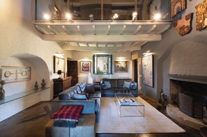 テレビ、暖炉、テーブルサッカー台、卓球台