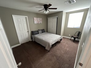 5 habitaciones, escritorio, tabla de planchar con plancha y wifi gratis