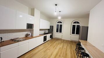 Een koelkast, een microgolfoven, een oven, een kookplaat