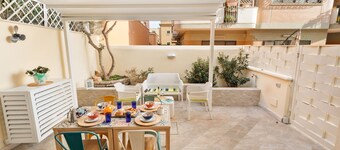 La Caravella 2 :beachfront, new and charming apartment in the center.
