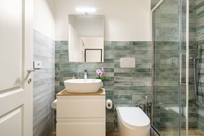 Douche, sèche-cheveux, bidet, serviettes fournies