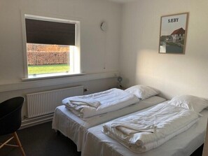 5 bedrooms, desk, free WiFi - Motel Trafikcenter Sæby Syd (Sæby)