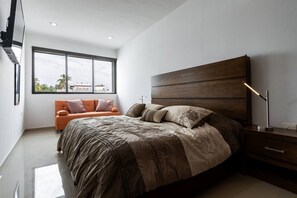 Escritorio, tabla de planchar con plancha, wifi gratis y ropa de cama 