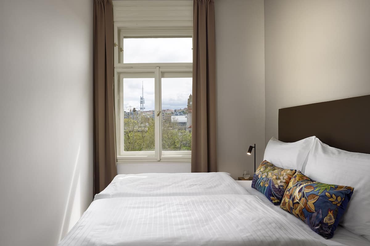 1 quarto, berços grátis, Wi-Fi de cortesia, roupa de cama