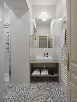 Deluxe Apartment | Bathroom | Shower, towels - Franz BY ZEITRAUM (Prague)