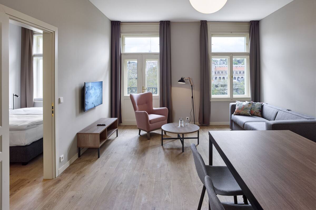 Leilighet – deluxe | Oppholdsområde | En 42-tommers LCD-TV med digitale kanaler