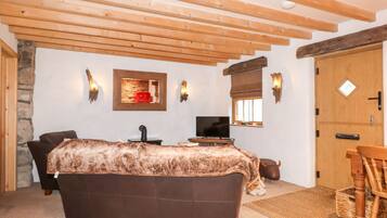 2 bedrooms, individually decorated, individually furnished, free WiFi