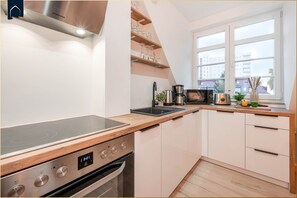 Køleskab, mikrobølgeovn, ovn, kogeplade