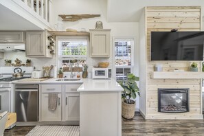 Fridge, microwave, oven, dishwasher - Biggie Smalls (Woodland Park)