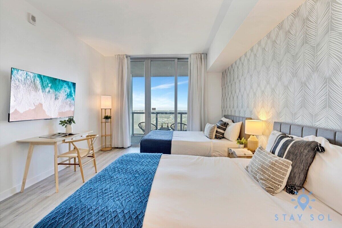 Escritorio, tabla de planchar con plancha, cuna de viaje y wifi 