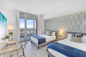2 habitaciones, escritorio y tabla de planchar con plancha