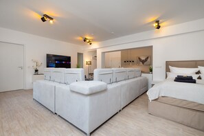 2 chambres, bureau, fer et planche à repasser, lit parapluie