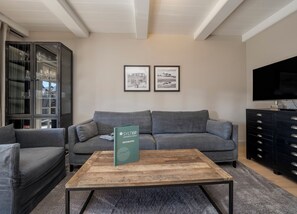 Televisión y chimenea 