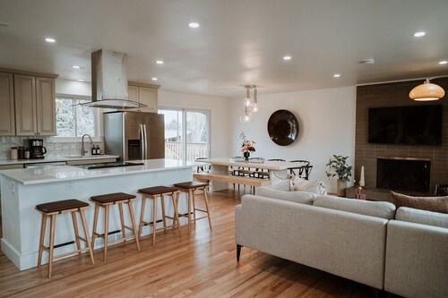 Hot Tub House with BBQ Deck and Workspace