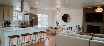 Hot Tub House with BBQ Deck and Workspace