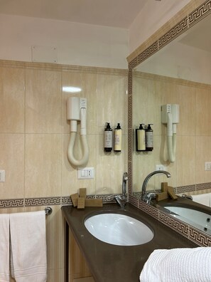 Hair dryer, towels, toilet paper - Domus Vitra 23 (Roma)