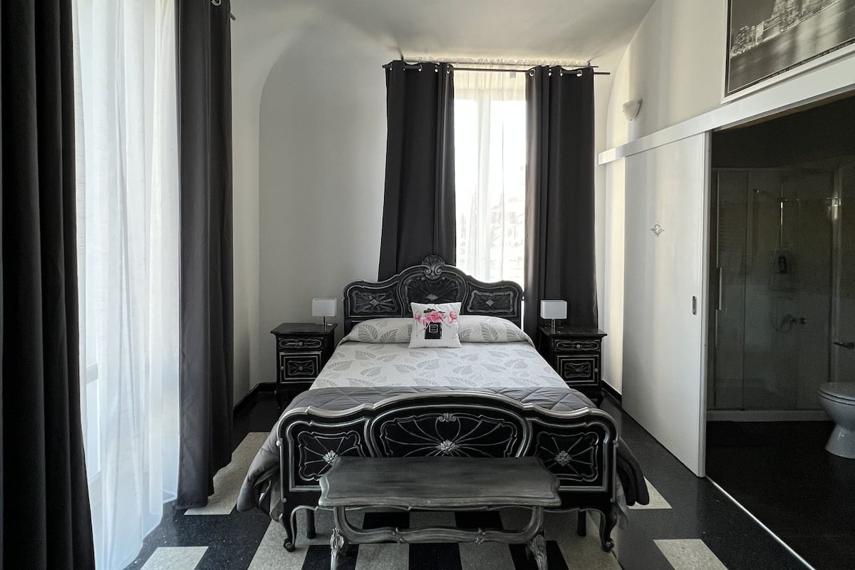 Classic Double Room | 1 bedroom, individually furnished, blackout drapes, soundproofing