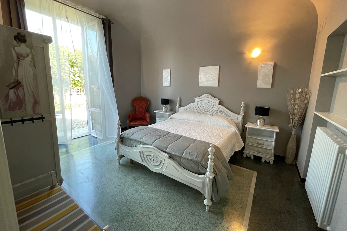Classic Double Room | 1 bedroom, individually furnished, blackout drapes, soundproofing