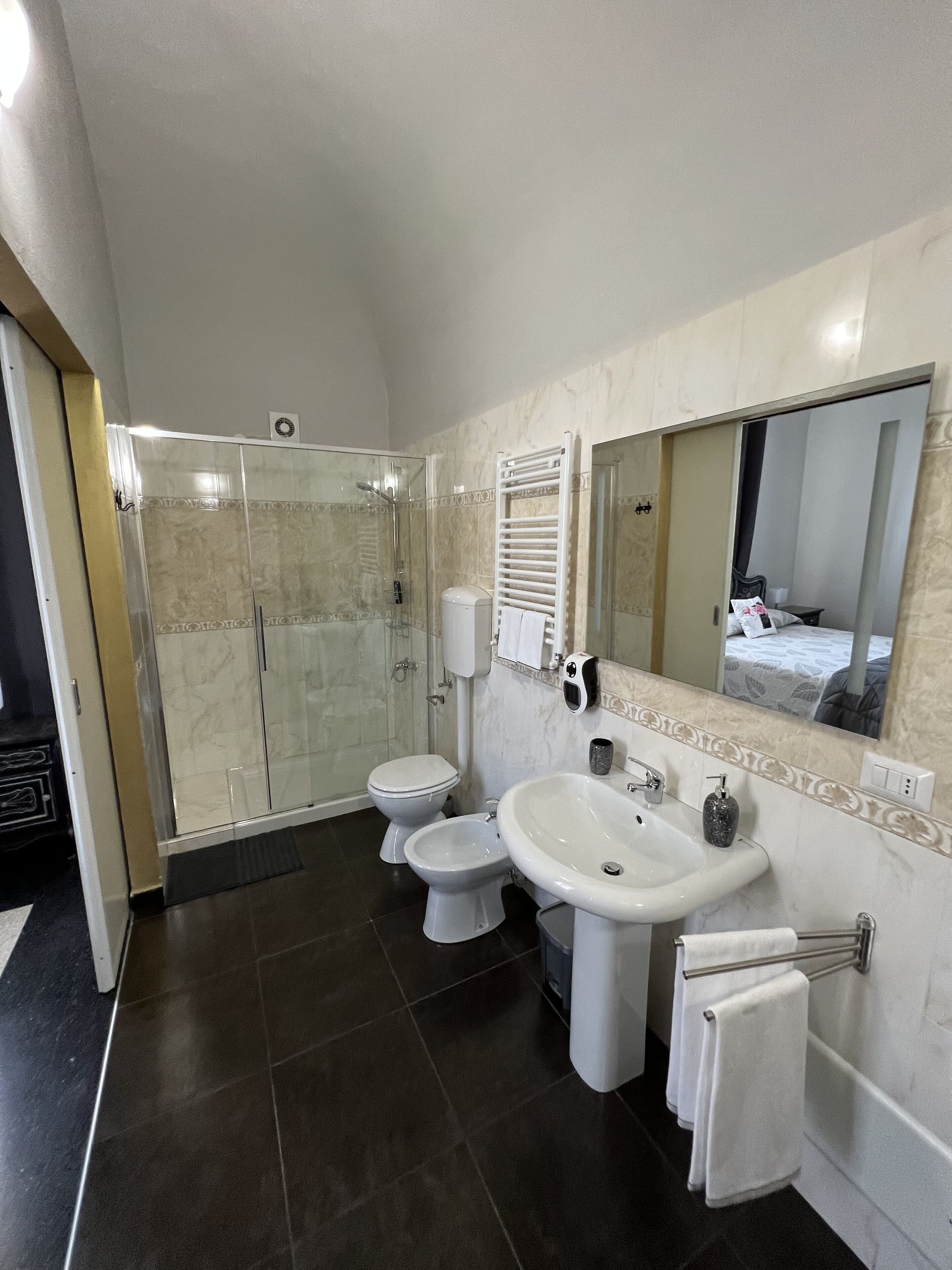 Doppia Classic | Bagno | Set di cortesia gratuito, asciugacapelli, accappatoio, pantofole