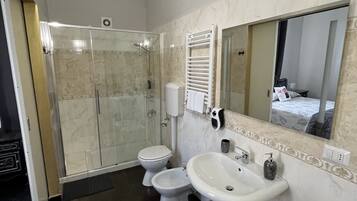 Doppia Classic | Bagno | Set di cortesia gratuito, asciugacapelli, accappatoio, pantofole