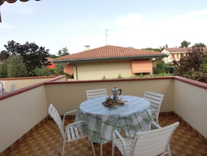 Outdoor dining - Cozy one Bedroom Apartment With Pool and AC (San Michele al Tagliamento)