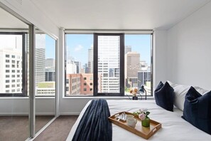 3 bedrooms, iron/ironing board, WiFi, bed sheets - A 3BR Apt Next to Southern Cross, FREE Parking (Melbourne)