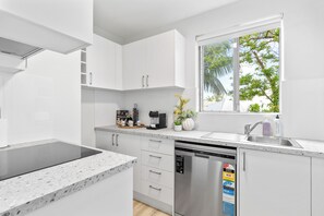 Køleskab, mikrobølgeovn, ovn, kogeplade