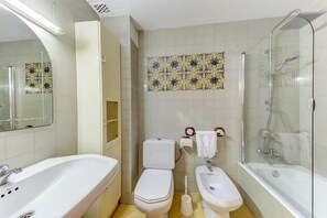 Shower, hair dryer, towels - Beach Apartment Palma - seafront (Port de Pollença)