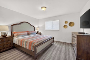 3 habitaciones, tabla de planchar con plancha, wifi y ropa de cama
