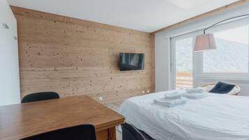 Tabla de planchar con plancha, wifi gratis y ropa de cama