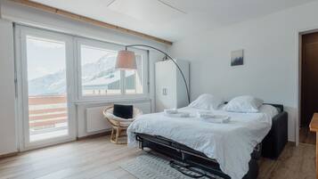 Tabla de planchar con plancha, wifi gratis y ropa de cama