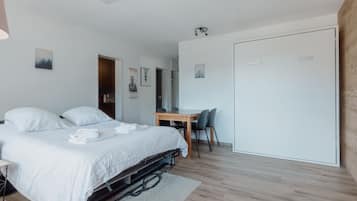 Tabla de planchar con plancha, wifi gratis y ropa de cama