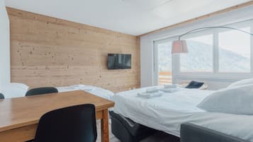 Iron/ironing board, free WiFi, bed sheets