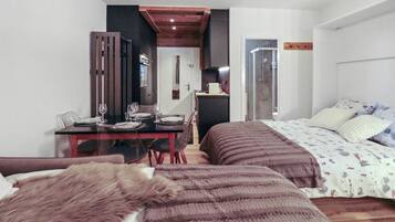 Iron/ironing board, free WiFi, bed sheets