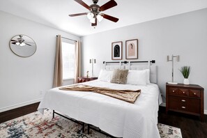 3 Schlafzimmer, Schreibtisch, Bügeleisen/Bügelbrett, Reisekinderbett