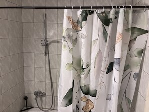 Hårtork, handdukar, tvål och schampo