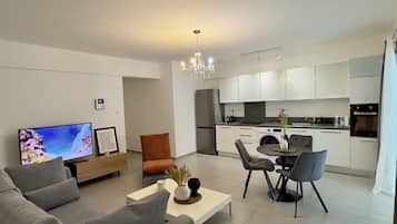 Apartment, 1 Bedroom, Accessible, Smoking | Living room