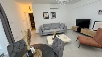 Apartment, 1 Bedroom, Accessible, Smoking | Living area