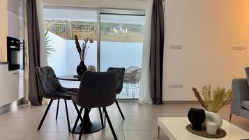 Apartment, 1 Bedroom, Accessible, Smoking | Living area