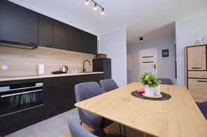 Apartamento | Cozinha privada | Geladeira grande, micro-ondas, fogão, cooktop