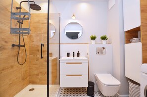 Apartamento | Banheiro | Chuveiro, secador de cabelo, toalhas de banho, sabonete